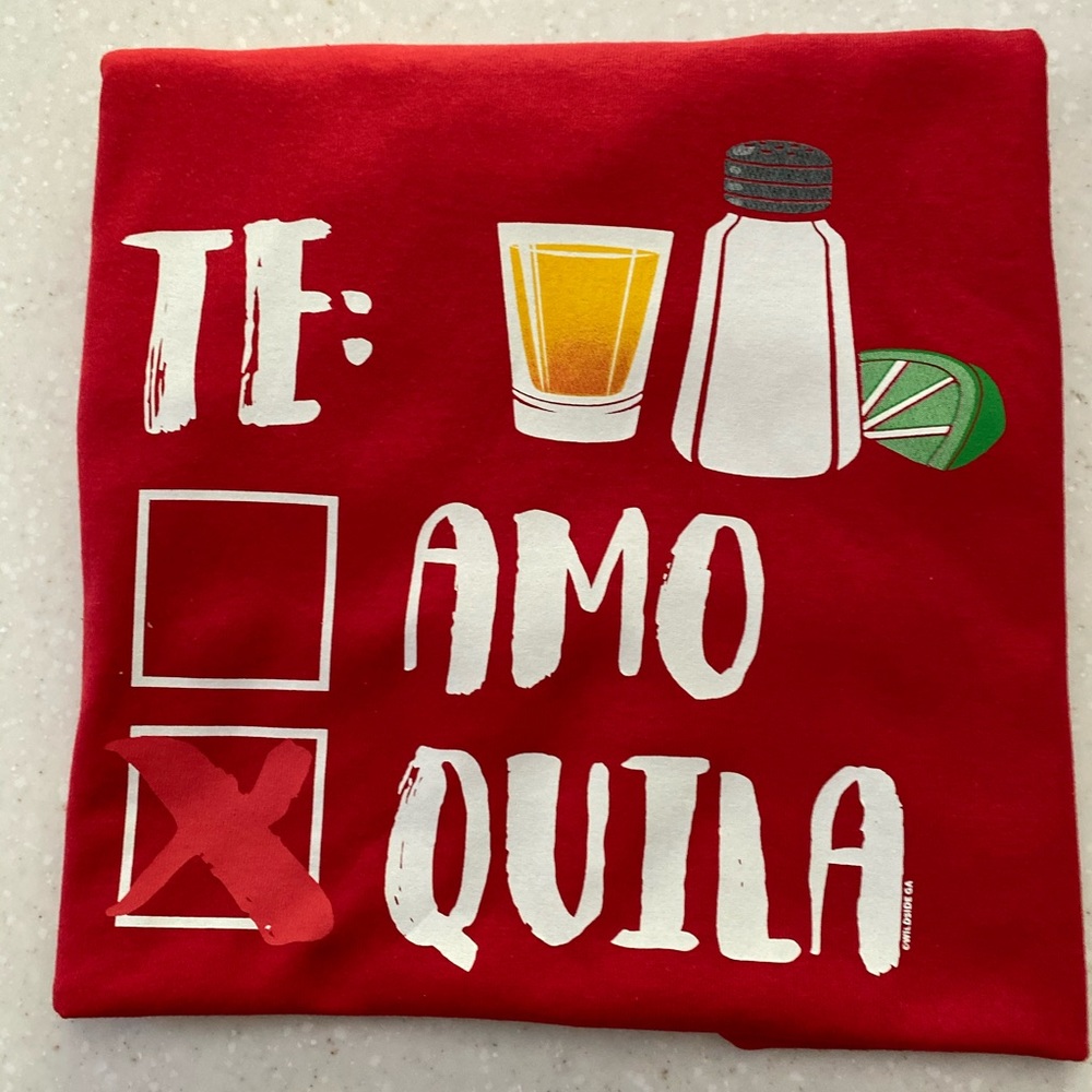 New tee “ Te 🔲 Amo, 🔲❌Quila”.